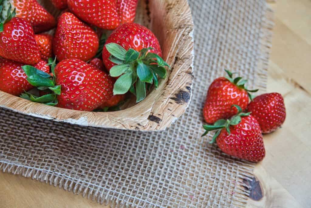 10 motive pentru o cură cu căpșuni